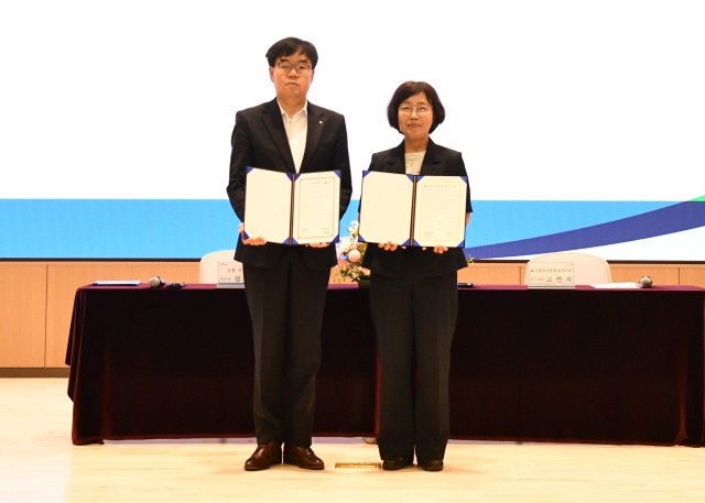 ▲ 엄범식 경기농협 본부장(왼쪽)이 28일 고연자 국립농산물품질관리원 경기지원장과 업무협약을 체결한 뒤 기념촬영을 하고 있다. ⓒ경기농협 제공