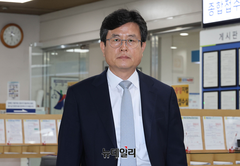 ▲ 강의구 전 대통령실 부속실장이 28일 오후 서울 서초구 서울중앙지법에서 열린 사후 계엄 선포문 허위 작성 1심 선고 공판에 출석하고 있다. ⓒ정상윤 기자