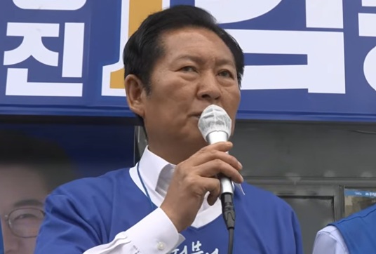▲ 정청래 더불어민주당 대표가 28일 서울 강동구 암사역 3번 출구 인근에서 김종부 강동구청장 후보 지원 유세를 하고 있다. ⓒ유튜브 '델리민주' 캡처