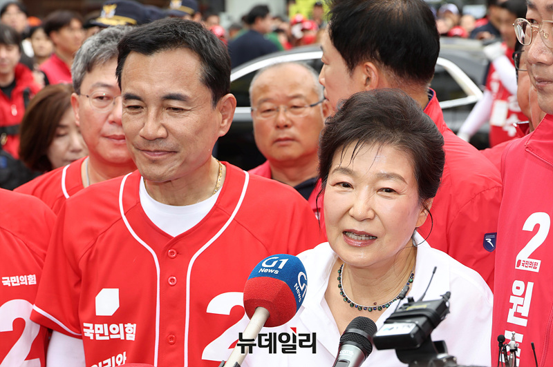 ▲ 박근혜 전 대통령이 28일 오전 강원 원주시 중앙시장에서 국민의힘 김진태 강원특별자치도지사 후보를 지지하는 발언을 하고 있다. ⓒ강원 원주=서성진 기자