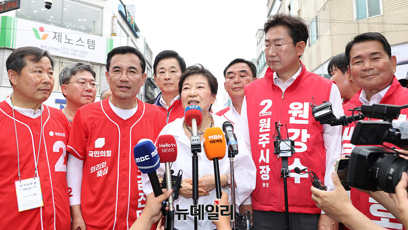 ▲ 박근혜 전 대통령이 28일 오전 강원 원주시 중앙시장에서 국민의힘 김진태 강원특별자치도지사 후보를 지지하는 발언을 하고 있다. ⓒ강원 원주=서성진 기자