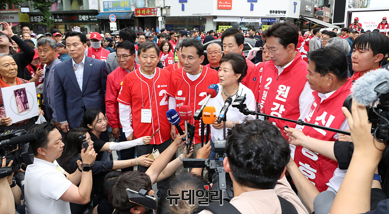 ▲ 박근혜 전 대통령이 28일 오전 강원 원주시 중앙시장에서 국민의힘 김진태 강원특별자치도지사 후보를 지지하는 발언을 하고 있다. ⓒ강원 원주=서성진 기자