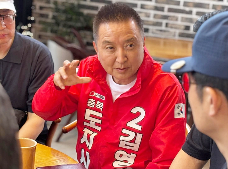 ▲ 소상공인과의 간담회에서 애로사항을 청취하고 있는 김영환 국민의힘 충북지사 후보. ⓒ김영환 후보 캠프