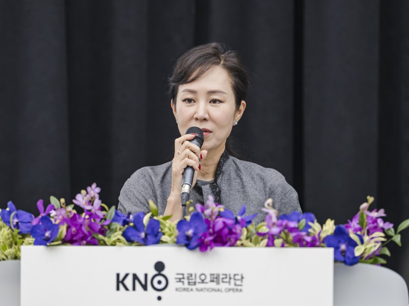 ▲ 박혜진 국립오페라단 신임 단장 겸 예술감독이 28일 서울 서초구 예술의전당 N스튜디오에서 열린 기자간담회에서 취재진 질문에 답하고 있다.ⓒ국립오페라단
