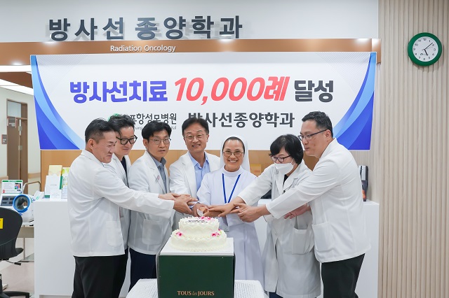 ▲ 왼쪽부터 비뇨의학과 전상현 과장, 외과 서수한 과장, 방사선종양학과 장현수 과장, 안길영 의무원장, 손경옥 포항성모병원장, 혈액종양내과 김양수 과장, 신경외과 김효창 과장.ⓒ포항성모병원