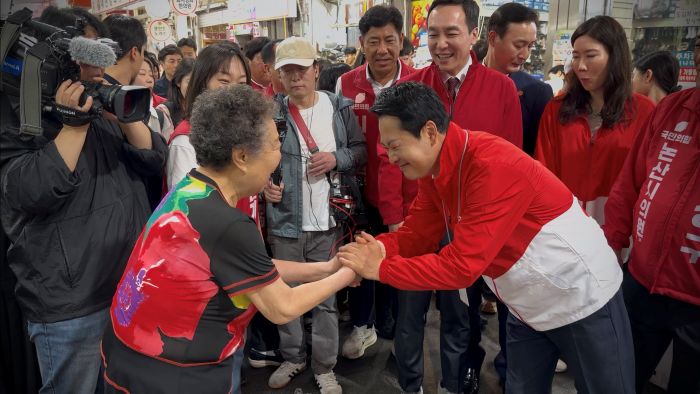 ▲ 장동혁 국민의힘 당대표와 백성현 논산시장 후보가 28일 논산 화지시장을 찾아 시민들과 인사를 나누며 지지를 호소하고 있다. 이날 장 대표는 시장 상인들과 시민들의 목소리를 청취하며 민생 현장 행보를 이어갔다.ⓒ선거 캠프