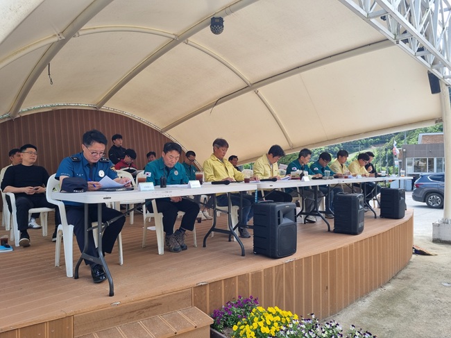 ▲ 대피 훈련은 산사태 예비경보 발령 상황을 가정해 상황인지, 상황판단회의, 상황전파 및 주민대피 명령, 주민 대피, 부상자 구조, 현장 통제 등의 순서로 진행됐다. ⓒ북부지방산림청