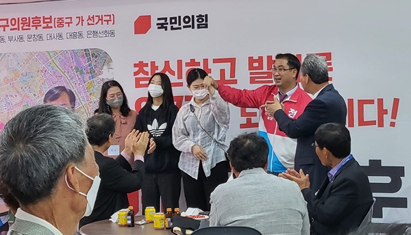 ▲ 정명훈 후보가 자신의 선거사무소에서 필승을 다지고 있다.ⓒ정명훈 후보