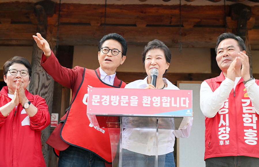 박근혜 전 대통령 ‘박정희 흔적’ 문경 청운각서 보수 세몰이