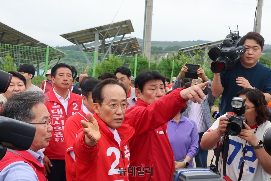 ▲ 추경호 후보와 강대식 의원, 김진열 군위군수 후보가 군위군 신공항 부지를 찾아 현장을 둘러보고 있다.ⓒ뉴데일리