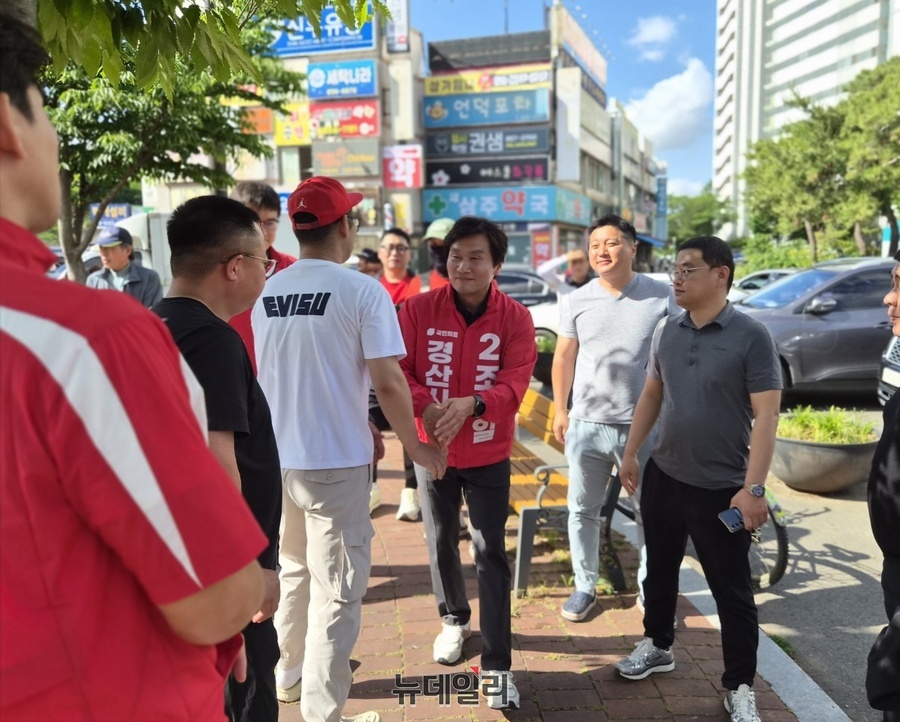 ▲ 조현일 후보는 합동유세 전 아파트 인근 광장을 돌며 지역주민과 인사를 나누는 등 친근한 행보로 보였다.ⓒ뉴데일리