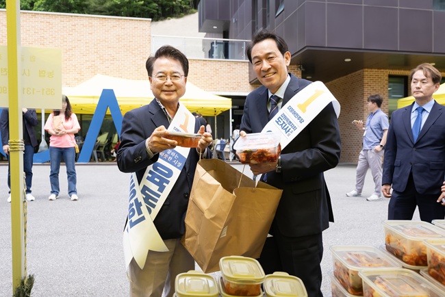 ▲ 이날 두 후보는 강원도와 춘천의 중단 없는 변화를 위해 민주당 원팀에 힘을 모아달라고 요청했다. 또 바자회 부스를 둘러보며 시민들과 인사를 나누고, 자원 절약과 나눔을 실천하는 행사 관계자들에게 감사의 뜻을 전했다. ⓒ육동한 후보 캠프 제공