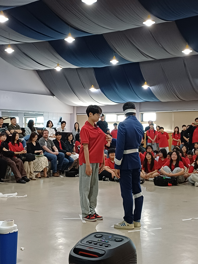▲ 춘천마임축제의 프로그램인 도깨비난장이 28일 강원중학교·국립춘천숲체원·춘천성심병원 등 춘천 도심 곳곳에서 이어지며 시민들의 눈길을 끌고 있다. ⓒ춘천시