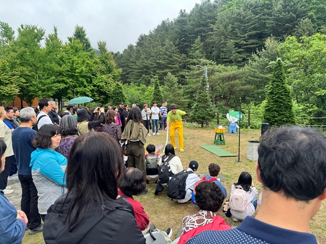 ▲ 춘천마임축제의 프로그램인 도깨비난장이 28일 강원중학교·국립춘천숲체원·춘천성심병원 등 춘천 도심 곳곳에서 이어지며 시민들의 눈길을 끌고 있다. ⓒ춘천시