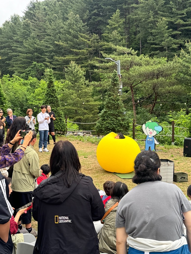 ▲ 춘천마임축제의 프로그램인 도깨비난장이 28일 강원중학교·국립춘천숲체원·춘천성심병원 등 춘천 도심 곳곳에서 이어지며 시민들의 눈길을 끌고 있다. ⓒ춘천시