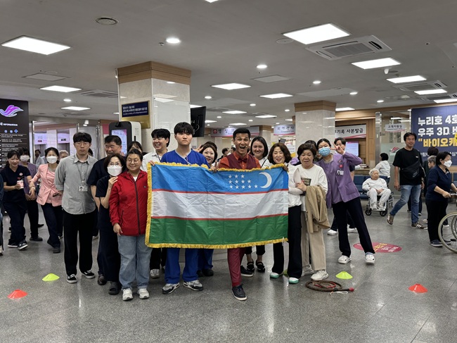 ▲ 춘천마임축제의 프로그램인 도깨비난장이 28일 강원중학교·국립춘천숲체원·춘천성심병원 등 춘천 도심 곳곳에서 이어지며 시민들의 눈길을 끌고 있다. ⓒ춘천시