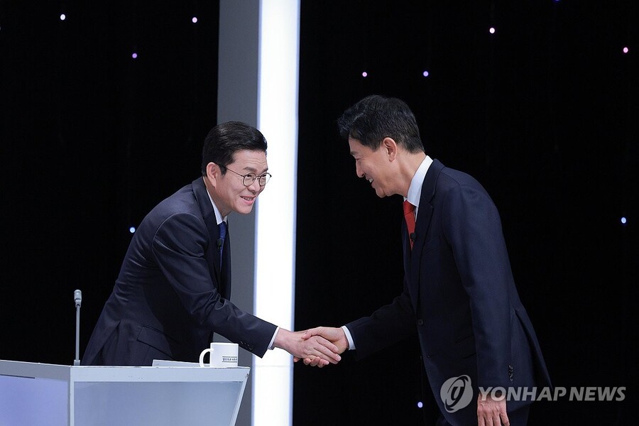 ▲ 더불어민주당 정원오 서울시장 후보와 국민의힘 오세훈 서울시장 후보가 28일 서울 마포구 SBS 프리즘타워에서 열린 서울특별시장선거 후보자토론회에 앞서 악수를 하고 있다. ⓒ연합뉴스