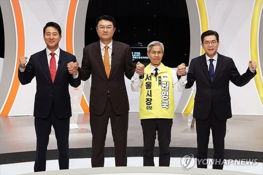 ▲ 8일 서울 마포구 SBS 프리즘타워에서 열린 2026 서울특별시장선거 후보자토론회에 앞서 후보들이 기념촬영을 하고 있다. ⓒ연합뉴스