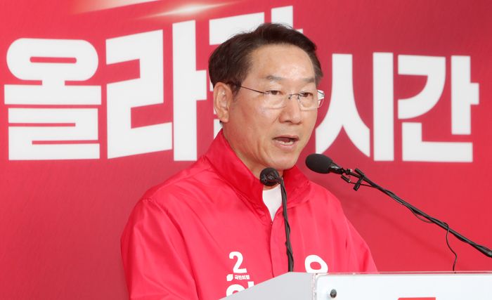 ▲ 28일 국민의힘 중앙당사에서 열린 박찬대 후보의 독립유공자 후손 사칭 의혹 관련 기자회견에서 유정복 인천시장 후보가 회견문을 낭독하고 있다.ⓒ유정복 후보 캠프 제공