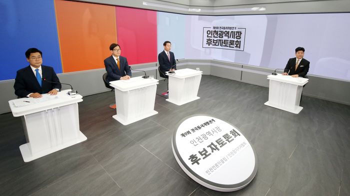 ▲ 지난 27일 SK브로드밴드 인천방송 스튜디오에서 열린 인천시장 후보자 토론회에서 후보들이 토론을 하고 있다. (왼쪽부터 박찬대, 이기붕, 유정복 후보)ⓒ박찬대 캠프 제공