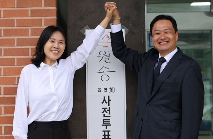 ▲ 김영빈 더불어민주당 공주·부여·청양 국회의원 후보가 29일 공주시 월송동행정복지센터 사전투표소에서 배우자와 함께 사전투표를 마친 뒤 손을 맞잡아 들어 올리며 필승 의지를 다지고 있다. 김 후보는 이날 “공주·부여·청양 발전과 이재명 정부 성공을 위해 적극적인 투표 참여를 부탁드린다”고 밝혔다.ⓒ선거 캠프