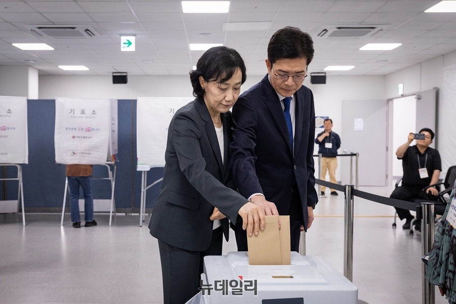 ▲ 정원오 더불어민주당 서울시장 후보와 배우자 문혜정 씨가 제9회 전국동시지방선거 사전투표 첫 날인 29일 오전 서울 중구 소공동행정복합청사에 마련된 사전투표소에서 투표하고 있다. ⓒ정원오 캠프