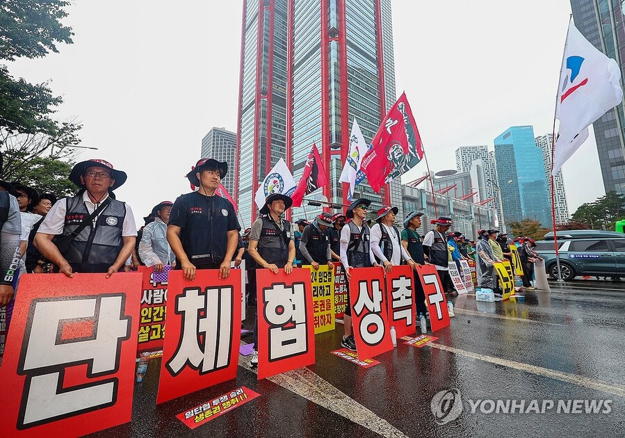 ▲ 레미콘운송노동조합 조합원들이 2024년 운반비 인상 단체교섭 촉구 집회를 열고 있다. ⓒ연합뉴스