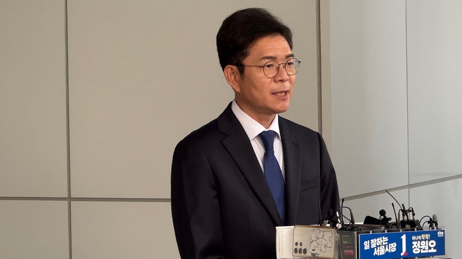 ▲ 더불어민주당 정원오 서울시장 후보와 문혜정 여사가 29일 서울 중구 소공동 행정복합청사에 마련된 제9회 전국동시지방선거 사전투표소에서 투표하고 있다.  ⓒ뉴데일리