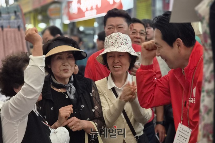▲ 장동혁 국민의힘 당대표와 최민호 세종시장 후보가 29일 세종전통시장을 찾아 상인들과 인사를 나누고 있다. 이날 장 대표와 최 후보는 시장 곳곳을 돌며 직접 물건을 구입하고 상인들의 애로사항을 청취하는 등 민생 현장 행보를 이어갔다.ⓒ이길표 기자