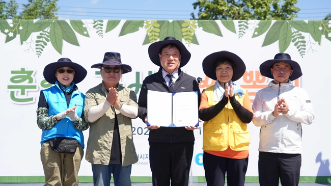 ▲ 출정식에서 가시박 완전 박멸을 향한 결의를 담은 선언문을 낭독하고 환경과 생태계 보전을 위한 자원봉사에 적극 동참할 것을 다짐했다. 이후 참가자들은 수변 산책로와 중도 일대에 투입돼 어린 가시박 싹 제거 활동을 벌였다. ⓒ춘천시