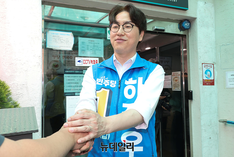 ▲ 하정우 더불어민주당 부산 북갑 국회의원 보궐선거 후보가 21일 오전 부산 북구 남산정종합사회복지관에서 시민과 악수를 나누고 있다. ⓒ서성진 기자