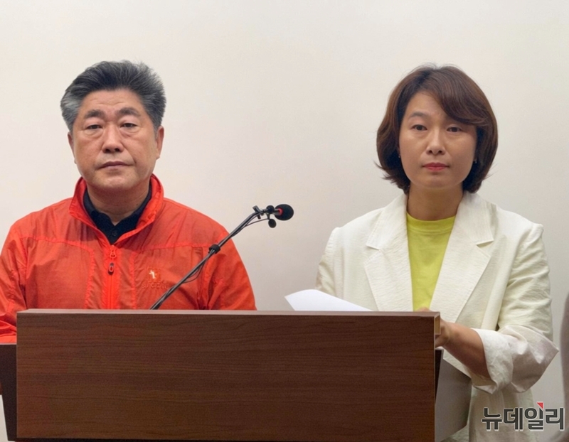 ▲ 임가영 국민의힘 충북지사 후보 캠프 대변인이 29일 오후 충북도청 브리핑룸에서 기자회견을 열고 신용한 더불어민주당 후보를 상대로 고발장을 제출했다고 밝히고 있다. ⓒ표윤지 기자