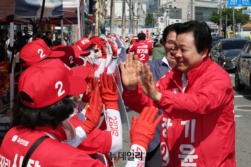 ▲ 강기윤 국민의힘 창원시장 후보가 28일 오후 경남 창원시 경화시장 앞에서 열린 집중유세에서 선거사무원들과 인사를 나누고 있다. ⓒ이종현 기자