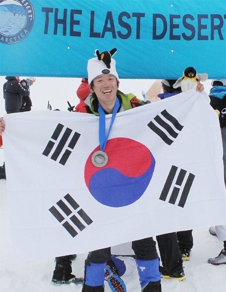 ▲ 윤승철 대표가 남극 마라톤을 완주하며 4대 사막·극지 마라톤 그랜드슬램을 달성할 당시 모습.ⓒ동국대