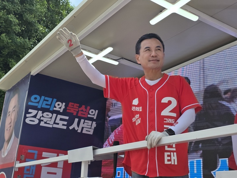 ▲ 국민의힘 김진태 강원특별자치도지사 후보가 선거를 닷새 앞두고 원주, 영월, 정선을 잇는 무박 유세 대장정에 돌입하며 막판 총력전에 나섰다. ⓒ강원인(人)캠프