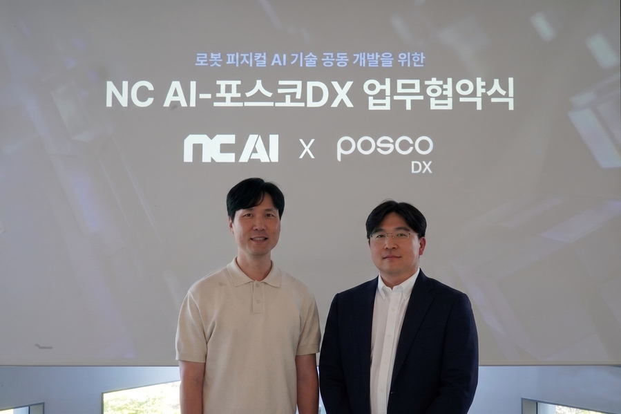 ▲ 피지컬 AI 선도기업 NC AI가 29일 포스코DX와 로봇 파운데이션 모델 공동 개발 및 기술 협력을 위한 전략적 업무협약을 체결했다고 밝혔다. 사진은 협약식에서 왼쪽부터 김민재 NC AI CTO, 윤석준 포스코DX 로봇자동화센터장. ⓒNC AI
