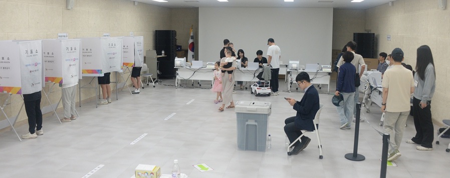 ▲ 제9회 전국동시지방선거 사전투표 둘째 날인 30일 전북 전주시 덕진구 송천3동주민센터에 마련된 사전투표소에서 유권자들이 투표를 하기 위해 줄지어 서 있다.  ⓒ뉴시스