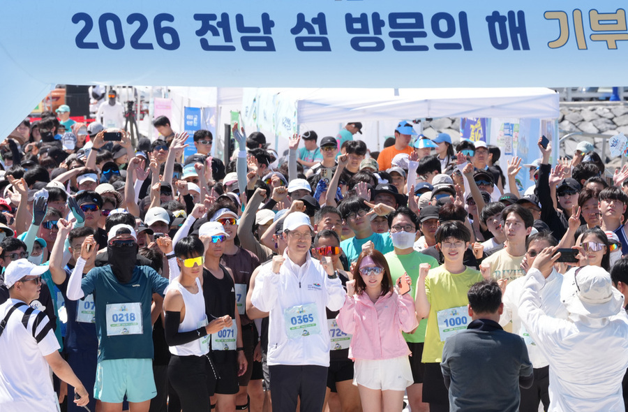 ▲ 황기연 전라남도 행정부지사가 30일 여수 낭도에서 열린 ‘2026 전남 섬 방문의 해 기부런(런-포 아일랜드)’ 행사에서 출발을 앞두고 참가자들과 파이팅하고 있다.ⓒ전라남도 제공