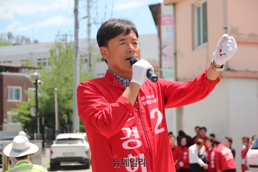 ▲ 윤경희 후보는 “민선 군정 기간 동안 청송 발전을 위해 많은 사업을 추진해 왔지만, 앞으로는 경북도와의 협력이 더욱 중요하다”며 “이철우 후보와 함께라면 청송이 준비하고 있는 대형 프로젝트들을 더욱 속도감 있게 추진할 수 있다”고 강조했다.ⓒ뉴데일리
