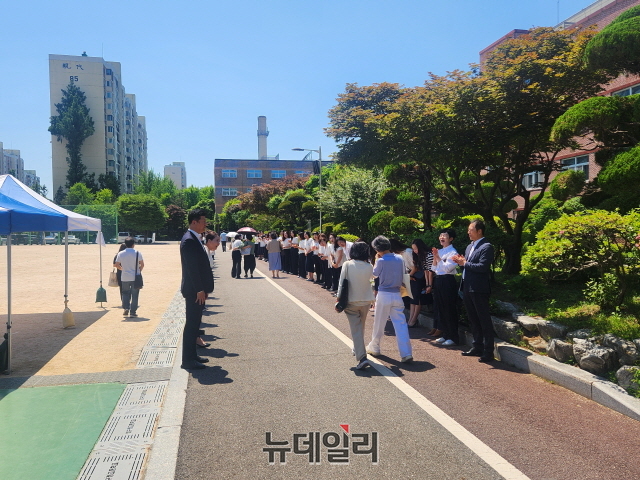 ▲ 현대건설 관계자들이 조합원들에게 감사인사를 하고 있다. ⓒ박정환 기자