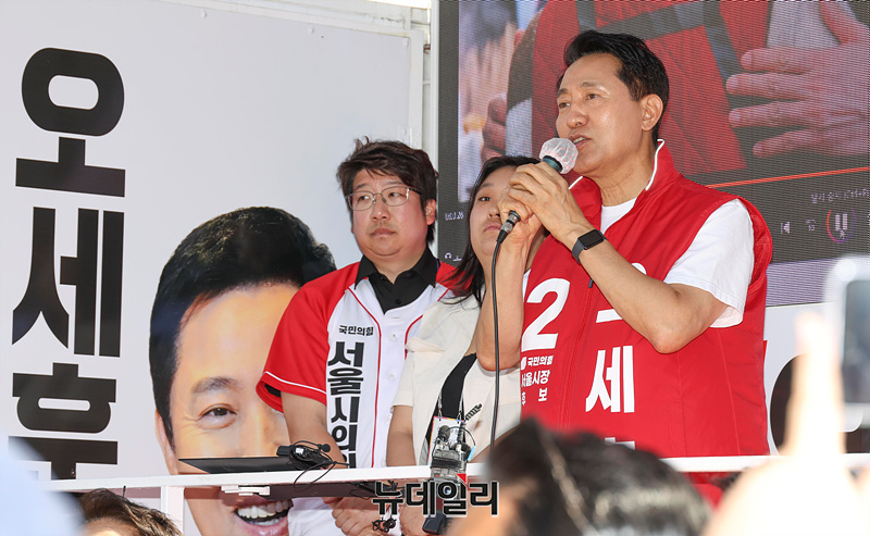 ▲ 신촌서 지지호소하는 오세훈 서울시장 후보 ⓒ서성진 기자