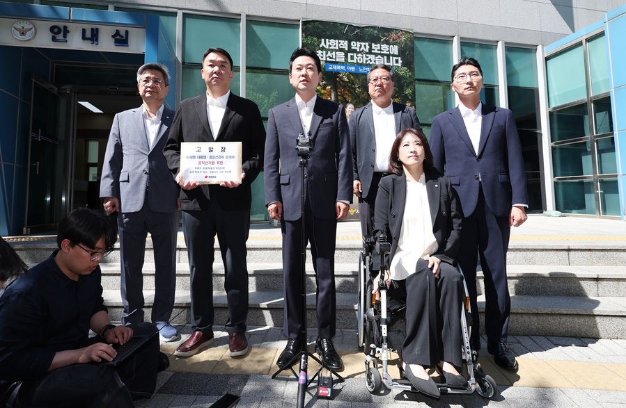 ▲ 장동혁 국민의힘 상임선거대책위원장이 30일 서울 종로구 서울지방경찰청 민원실에 이재명 대통령에 대해 '공직선거법상 투표의 비밀침해죄' 혐의, 중앙선거관리위원회 관계자에 대해 '공직선거법 위반 및 직무유기' 혐의로 고발장을 제출하기 앞서 발언하고 있다. ⓒ뉴시스