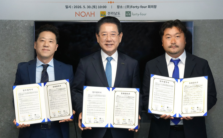 ▲ 일본을 방문 중인 김영록 전라남도지사가 30일(현지 시간) 도쿄 MKK 다이칸야마에서 일본 홈쇼핑·통신판매 전문기업 포티포(Forty-four) 시시나이 요시오 대표, 현지 물류·풀필먼트 전문기업 노아(NOAH) 공병준 대표와 전남 농수산식품 일본 시장 진출 및 수출 확대를 위한 업무협약을 체결하고 있다.ⓒ전라남도 제공