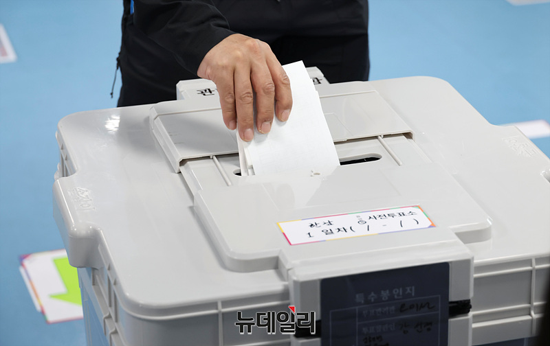 ▲ 제9회 전국동시지방선거 사전투표 첫날인 지난 29일 오전 서울 용산구 한남동주민센터에 마련된 사전투표소에서 유권자들이 투표를 하고 있다. 사전투표는 30일 오후 6시까지 주소지와 무관하게 전국 사전투표소에서 가능하다. ⓒ서성진 기자