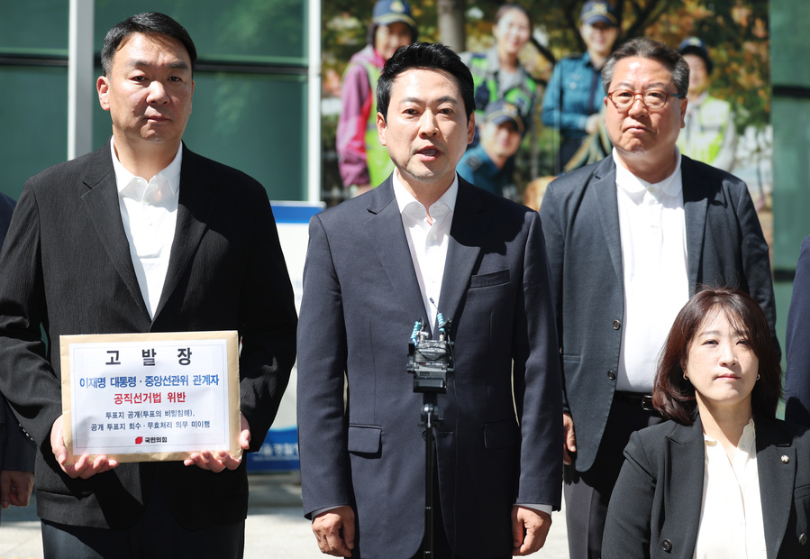 ▲ 장동혁 국민의힘 상임선거대책위원장이 30일 서울 종로구 서울지방경찰청 민원실에 이재명 대통령에 대해 '공직선거법상 투표의 비밀침해죄' 혐의, 중앙선거관리위원회 관계자에 대해 '공직선거법 위반 및 직무유기' 혐의로 고발장을 제출하기 앞서 발언하고 있다. ⓒ뉴시스