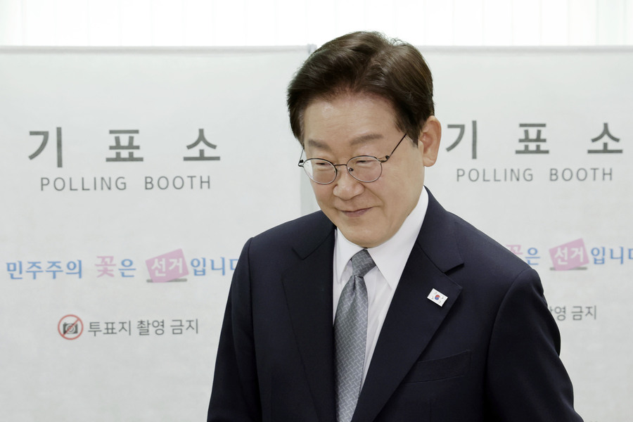▲ 이재명 대통령이 29일 서울 종로구 삼청동 주민센터에 마련된 투표소에서 제9회 전국동시지방선거 사전투표를 마친 뒤 이동하고 있다. ⓒ뉴시스