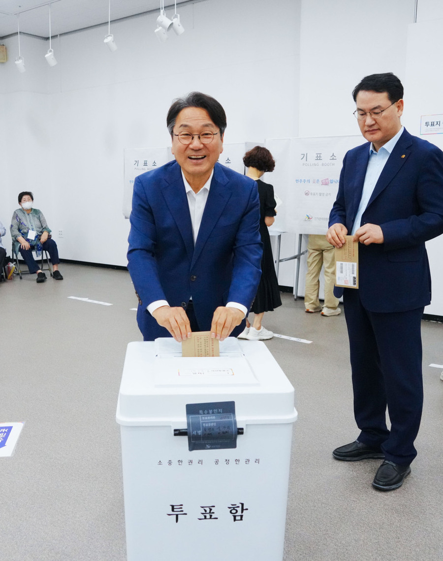 ▲ 강기정 광주광역시장이 지난 29일 서구 학생교육문화회관에 마련된 '상무1동 사전투표소'에서 제9회 전국동시지방선거 사전투표를 하고 있다.ⓒ광주광역시 제공