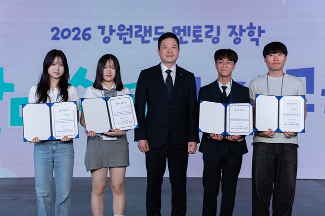 ▲ 강원랜드는 올해 석탄산업전환지역 7개 시·군(정선, 태백, 영월, 삼척, 문경, 보령, 화순)의 대학생 멘토 '하이샘' 120명, 청소년 멘티 '하이디' 402명 등 총 522명을 최종 선발됐다. 이날엔 60여명의 장학생이 발대식 현장에 참석했다. 현장에 참석하지 못한 학생들은 화상을 통한 비대면 참여 방식으로 발대식에 함께했다. ⓒ강원랜드