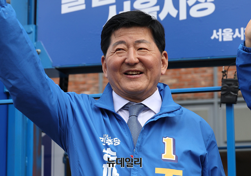 ▲ 조재희 더불어민주당 송파구청장 후보가 21일 오후 서울 서초구 고속버스터미널역에서 열린 정원오 서울시장 후보 지역유세에서 손을 흔들고 있다. ⓒ정상윤 기자