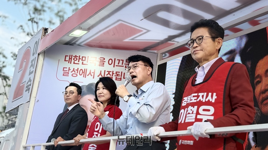 ▲ 윤상현 의원이 30일 유세차에 올라 이진숙 후보를 지지해 달라고 호소하고 있다.ⓒ뉴데일리
